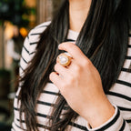 Perla Muse Ring gold ring for women close-up